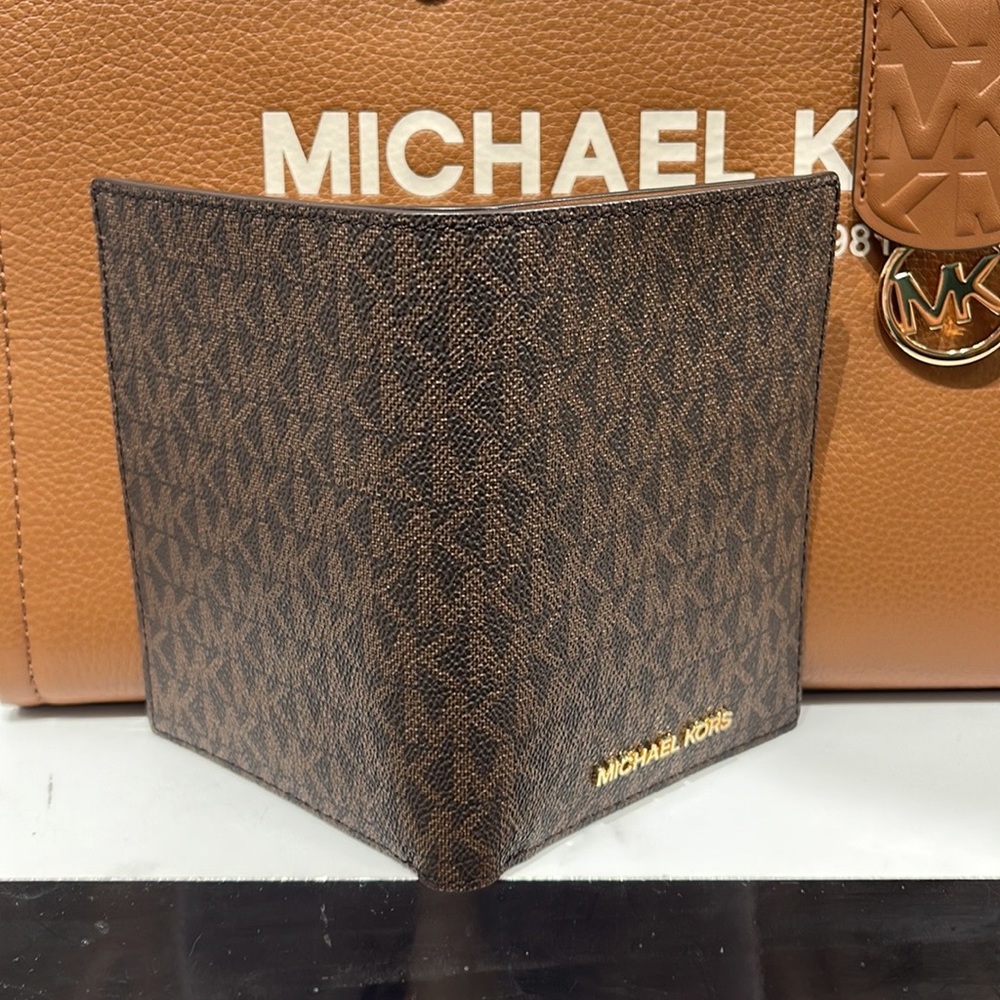 Michael Kors Jet Set Travel Passport Wallet
Brown Signature/Golden- NWT - Picture 4 of 16